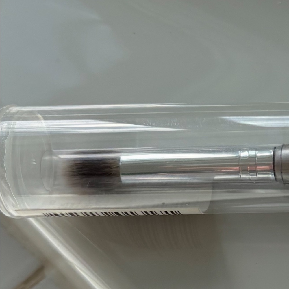 It Cosmetics Heavenly Luxe Complexion Perfection Dual Ended Brush - Picture 6 of 8
